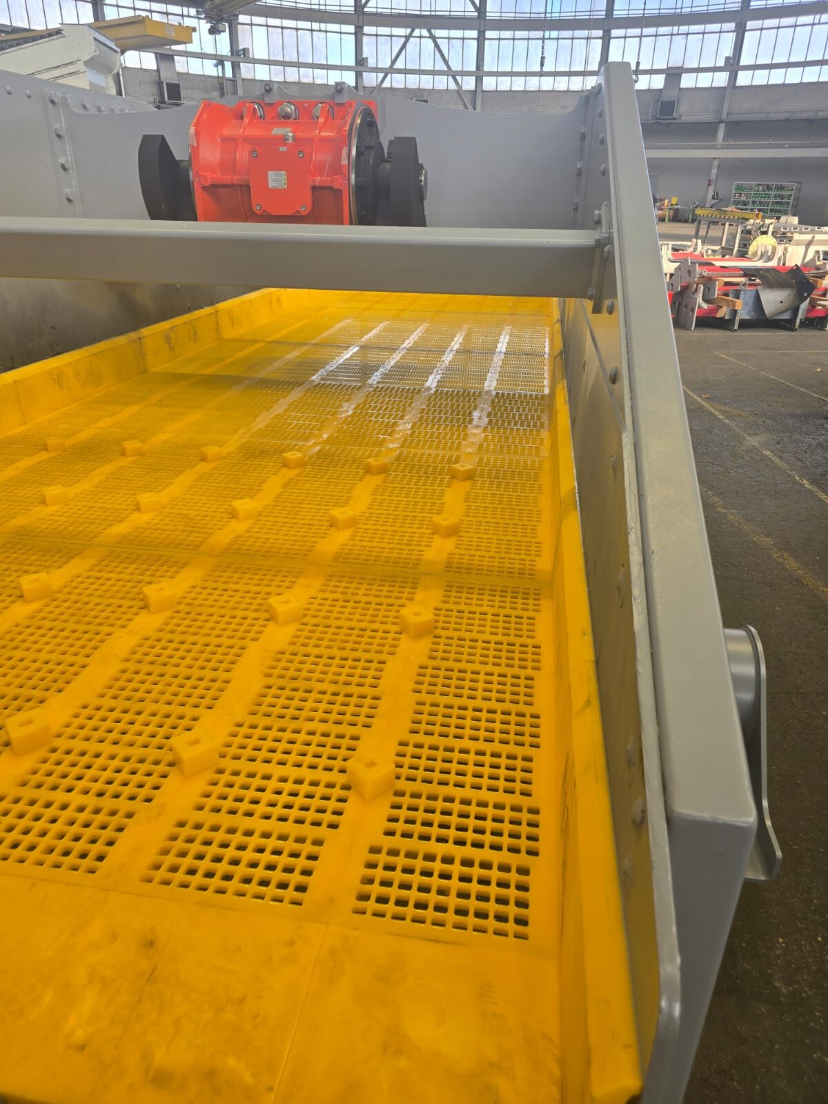 Polyurethane screen media on a BIVITEC flip-flow deck
