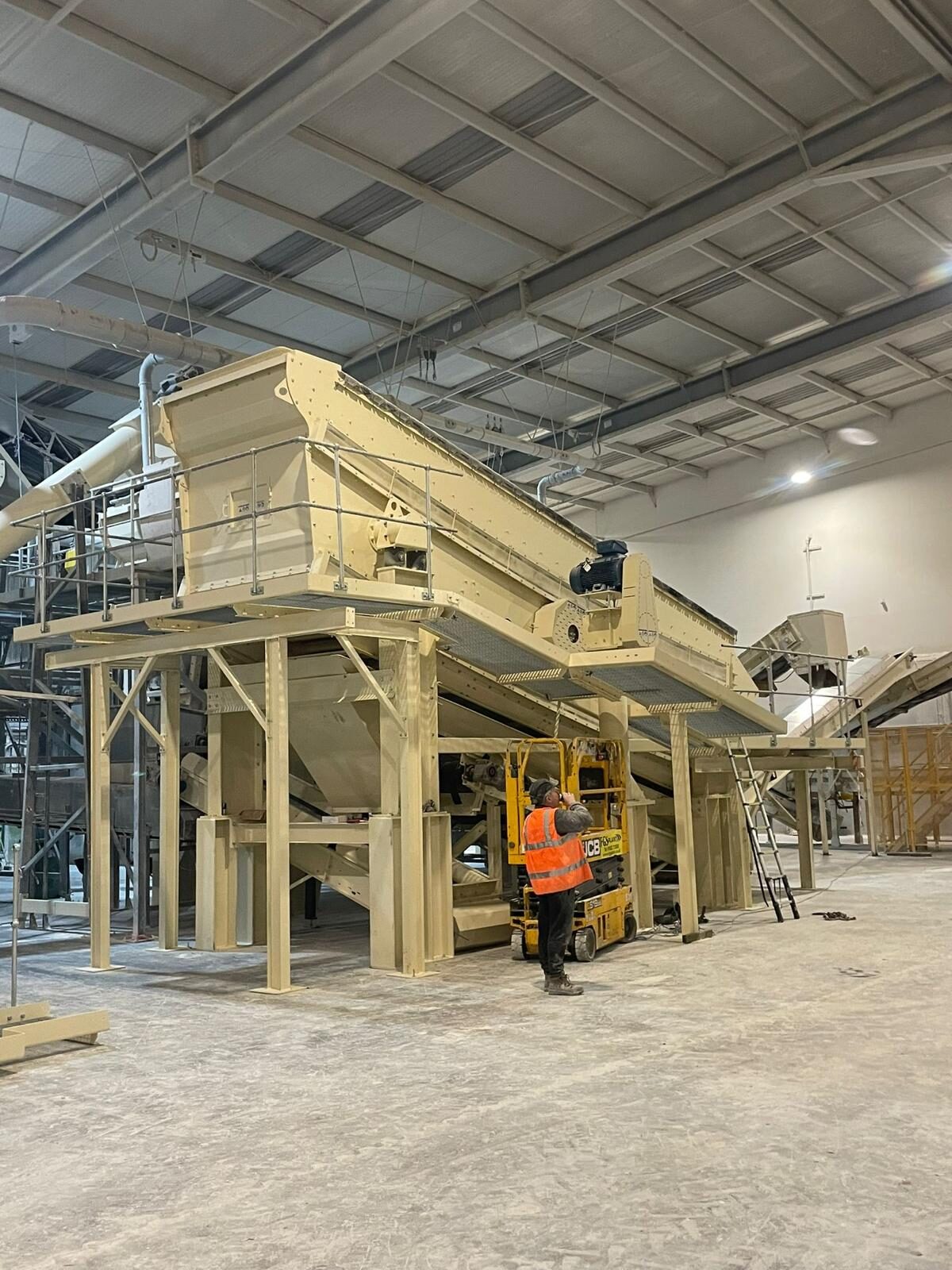 An installed screening line with an operator